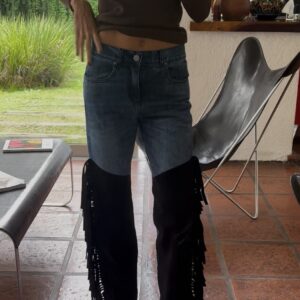 Pantalón jean gamuzado flecos negro